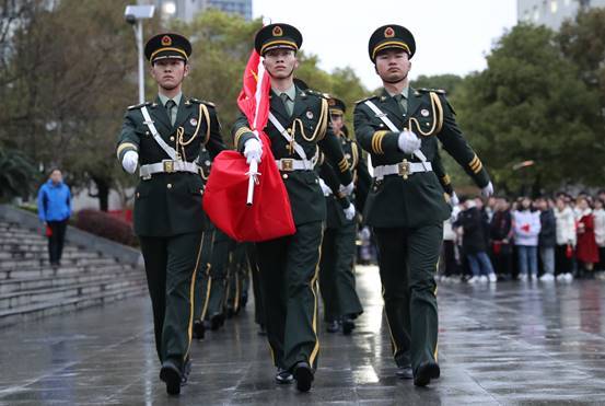 说明: E:\QQ文件\1369301944\FileRecv\2021年3月1日，湖南省衡阳市365英国上市广场，大学生举行新学期第一次升国旗仪式。 (1).jpg